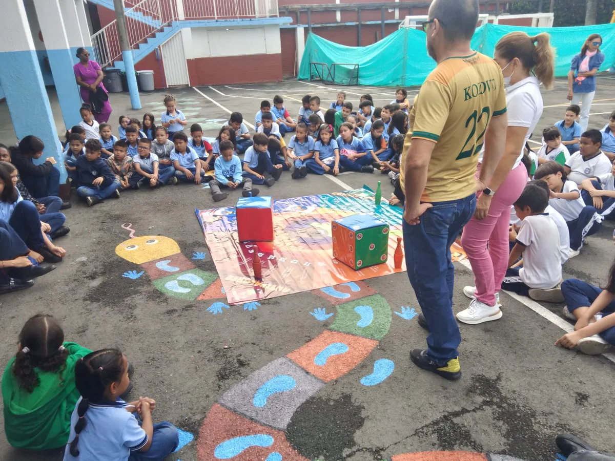 Actividad de Carreñito con estudiantes en el aula